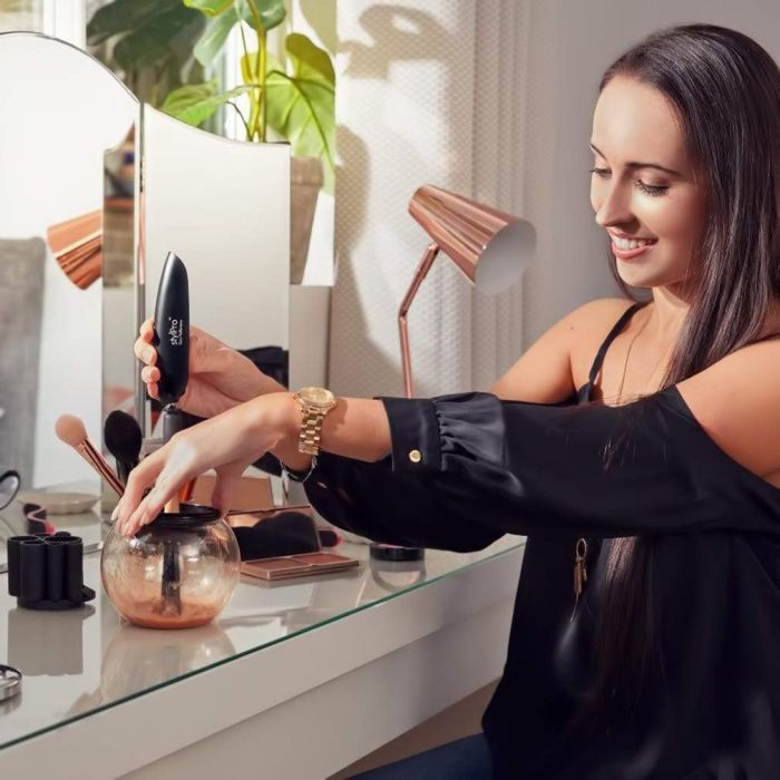 devojka uklanja šminku i nečistoće sa svojih četkica pomoću stylpro seta