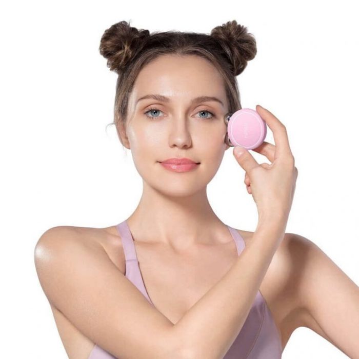Devojka koristi Foreo Bear Mini Pearl Pink uređaj za negu lica