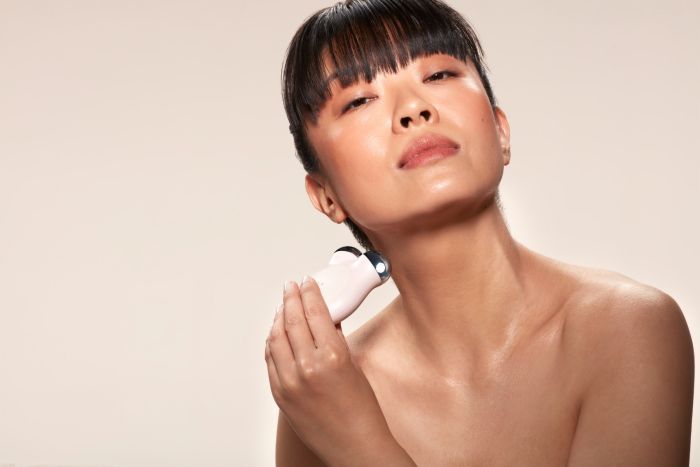 devojka koristi nuface mini+ sandy rose uređaj za negu lica