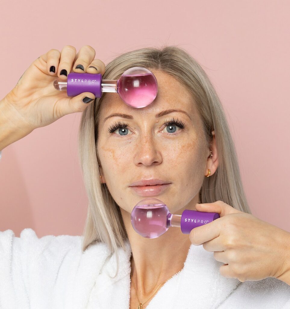 zena koristi StylPro Ice Globes za masazu cela i brade